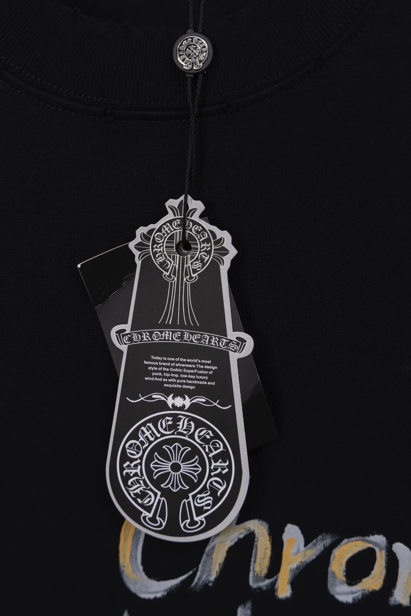 P240 model number/F060 Chrome hearts new hand-painted T-shirt. Heavy 350g double yarn fabric. Wash the whole garment twice. The four sides are frayed and picked. Heavy fabric. The neckline is made of icy Salona. Loose version. Deep, wide and stylish. No deformation or shrinkage. Fabric: 350g. Version: loose. Color: black and white.